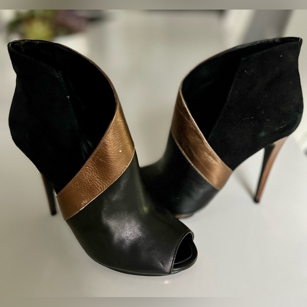 BCBG MaxAzria gold/black shoes. Size 6B/36. 4.5inch heel